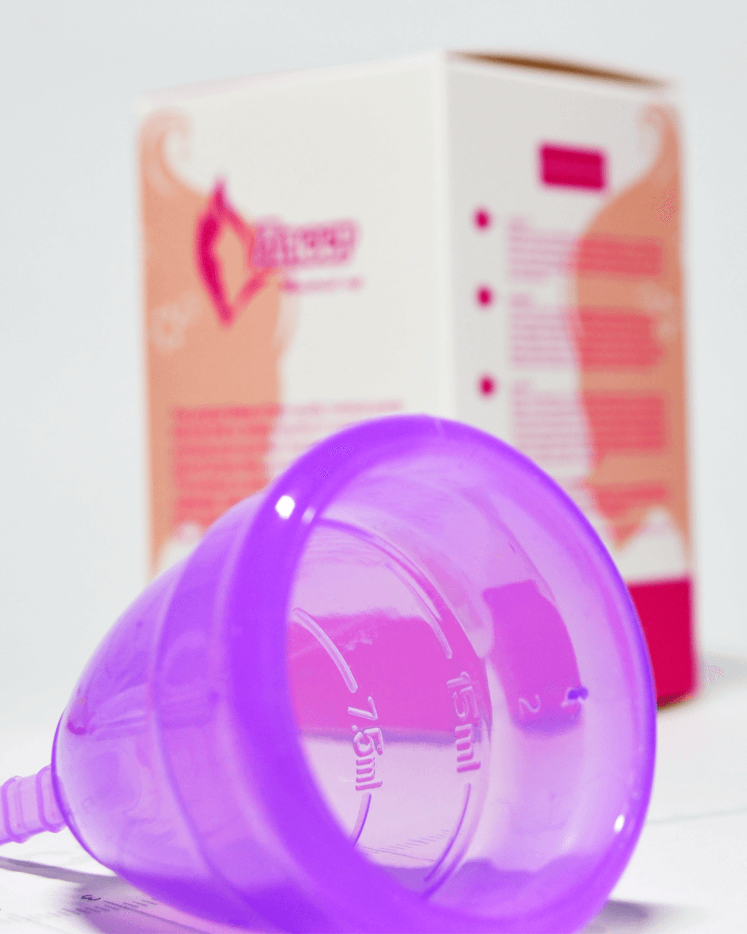 Фиолетовая менструальная чаша AneerCare (отметки объема)