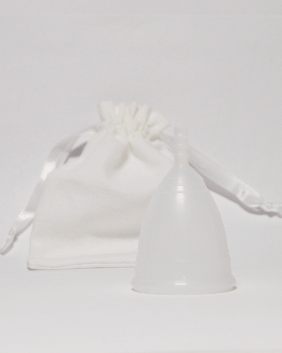 Белая менструальная чаша OnlyCup с льняным мешочком