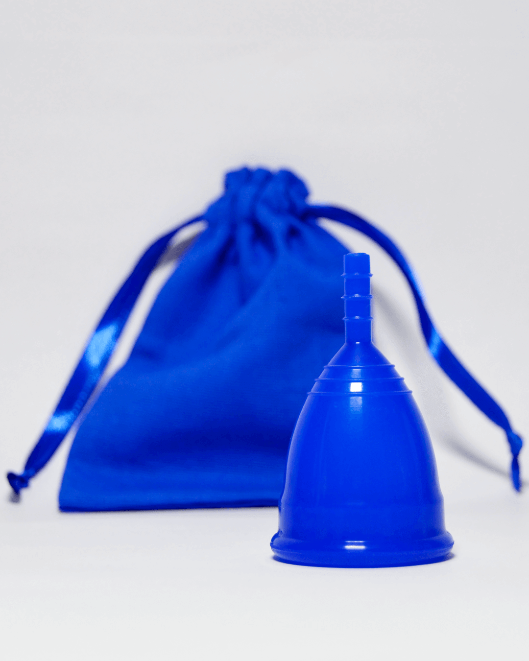 Синяя менструальная чаша OnlyCup с льняным мешочком