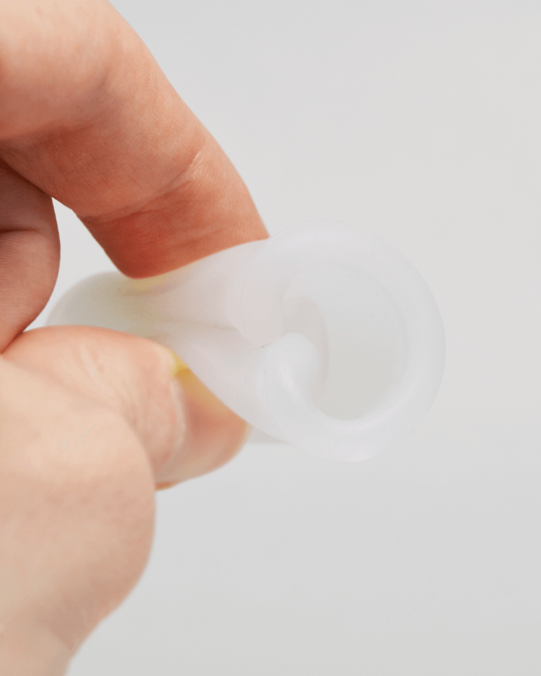 Белая менструальная чаша AneerCare с хвостиком «шар», в сложенном виде