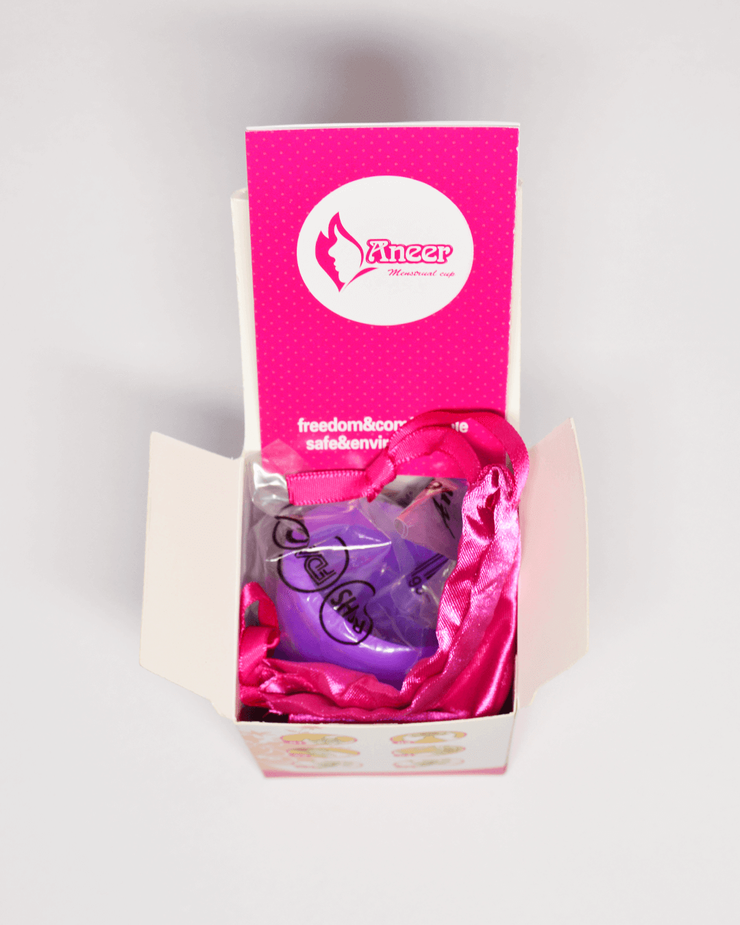 Набор фиолетовых менструальных чаш AneerCare в упаковке