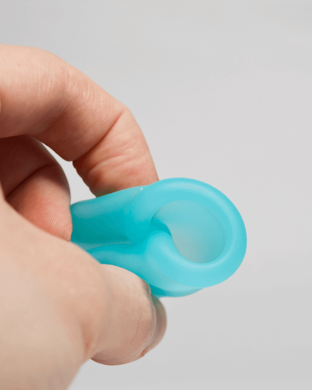 Голубая менструальная чаша AneerCare с хвостиком «шар», в сложенном виде