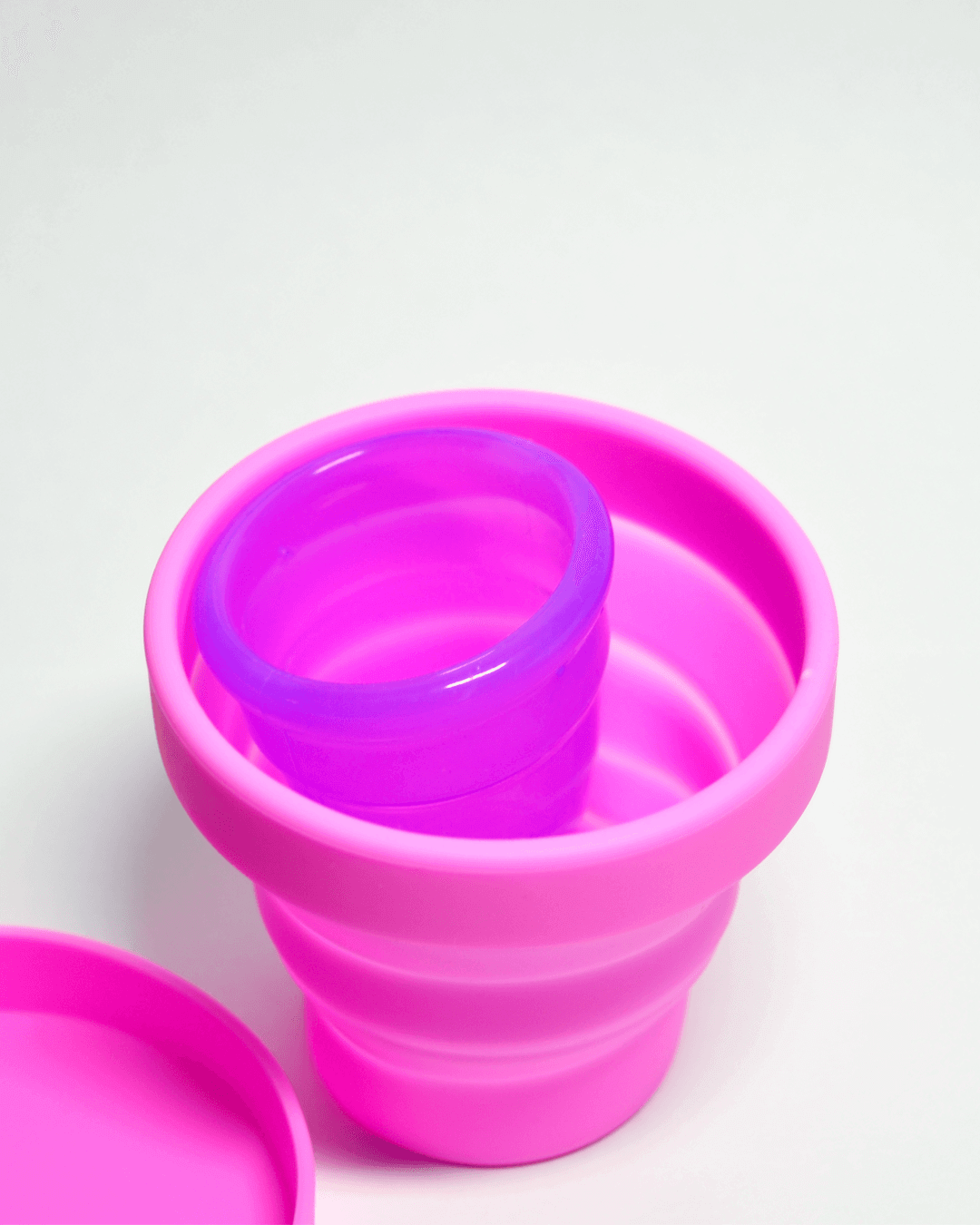 Розовый стакан для стерилизации менструальной чаши с чашей внутри