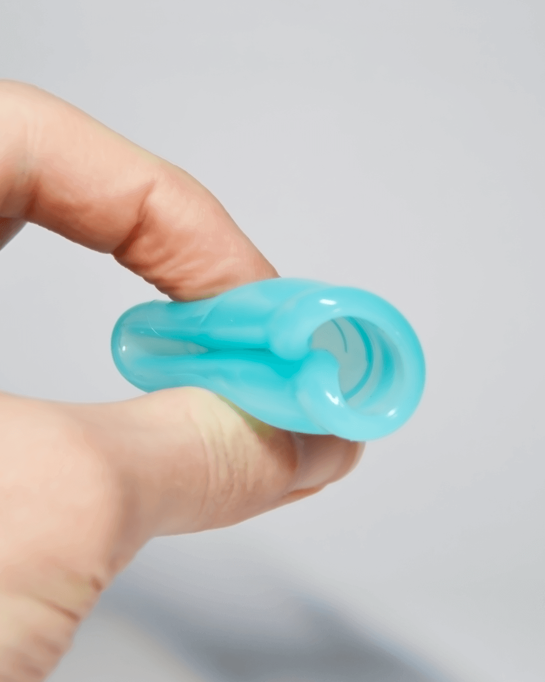 Голубая менструальная чаша AneerCare, в сложенном виде